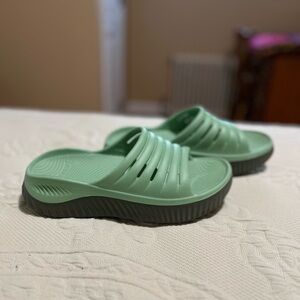 Kuailu Green Slide Sandals